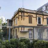 Sempre al centro, ma nella parte superiore, la finestra sembra ricavata in una nicchia di poco sporgente ed inquadrata da due mezze lesene marroni terminanti con due parziali capitelli. Sulla parte sommitale una piccola terrazza conserva una decorazione ad archi